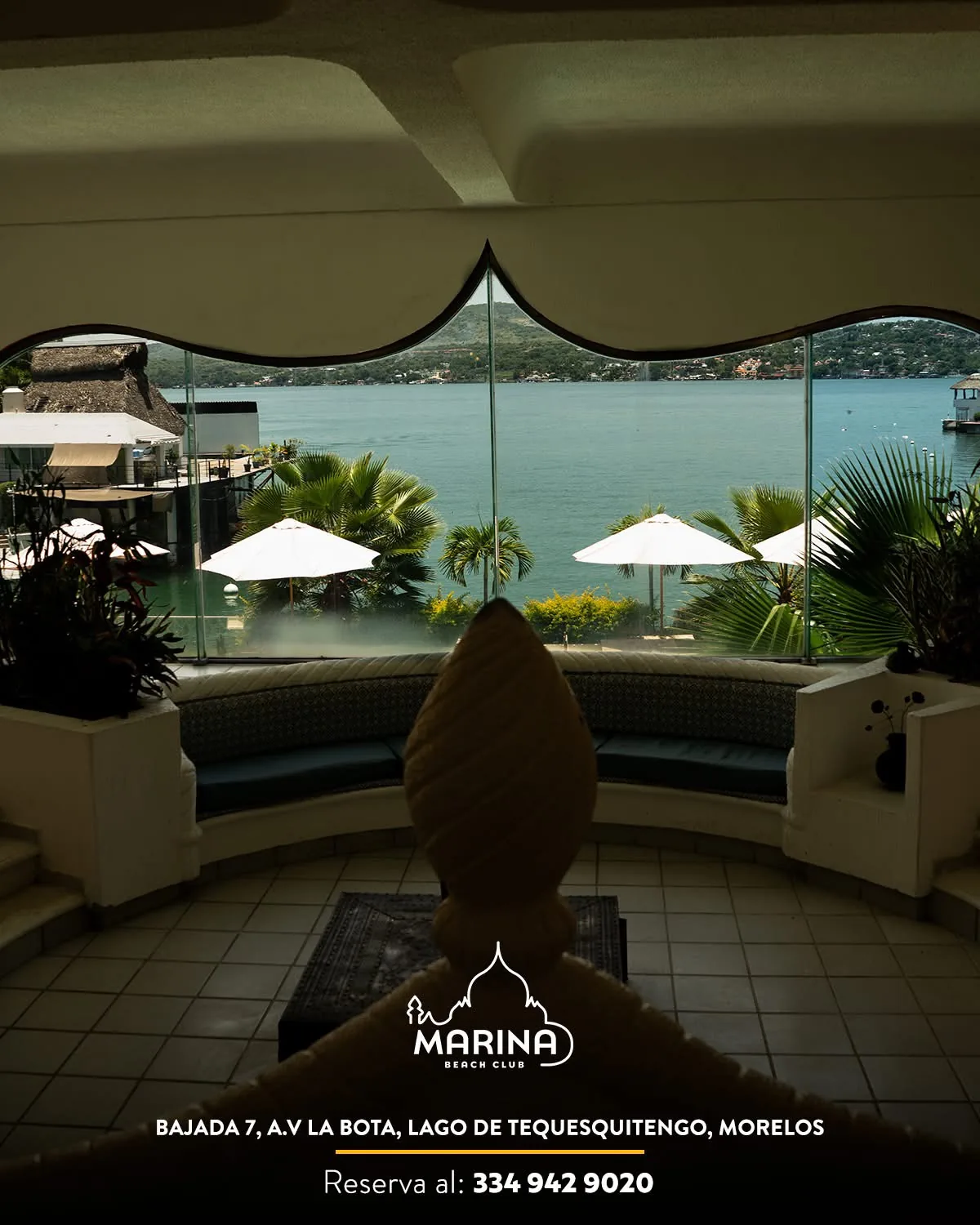 Arquitectura de Marina Beach Club con vista al lago
